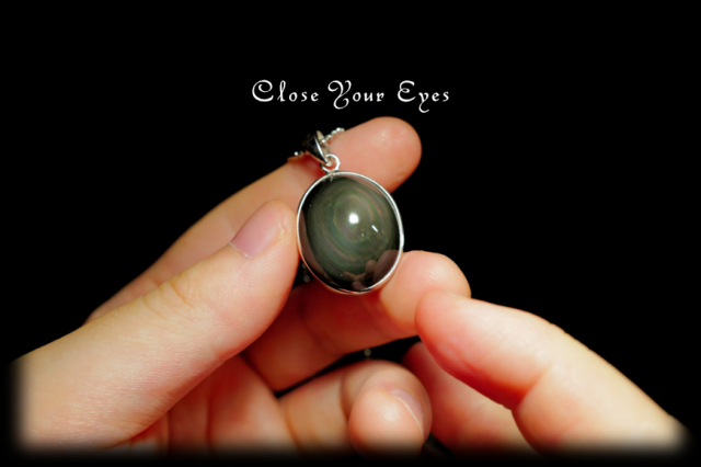 毎日ひとつ　煌めく石のペンダント　レインボーオブシディアン　１１５