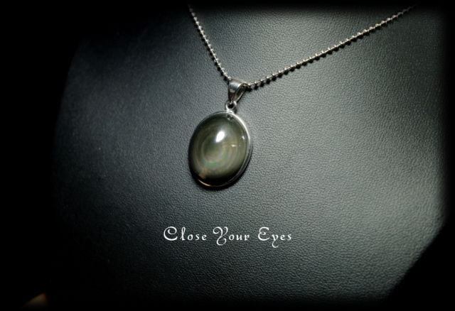 毎日ひとつ　煌めく石のペンダント　レインボーオブシディアン　１１５