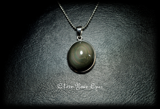 毎日ひとつ　煌めく石のペンダント　レインボーオブシディアン　１１５