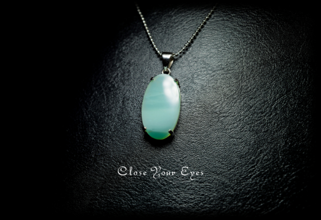 毎日ひとつ　煌めく石のペンダント　グリーンカルセドニー　１１６