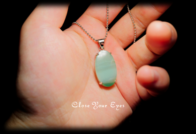 毎日ひとつ　煌めく石のペンダント　グリーンカルセドニー　１１６