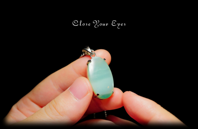 毎日ひとつ　煌めく石のペンダント　グリーンカルセドニー　１１６