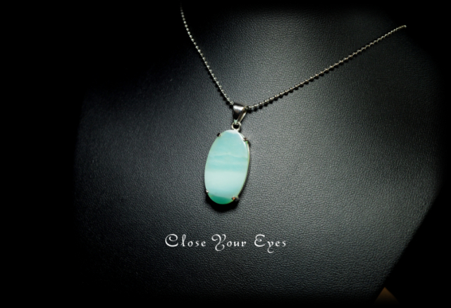 毎日ひとつ　煌めく石のペンダント　グリーンカルセドニー　１１６