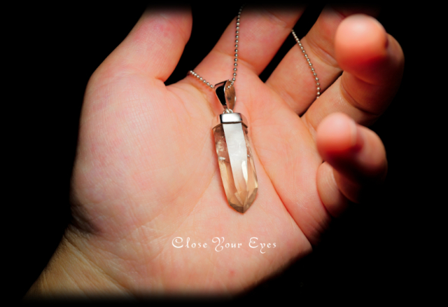 毎日ひとつ　煌めく石のペンダント　スモーキークォーツ　１１７