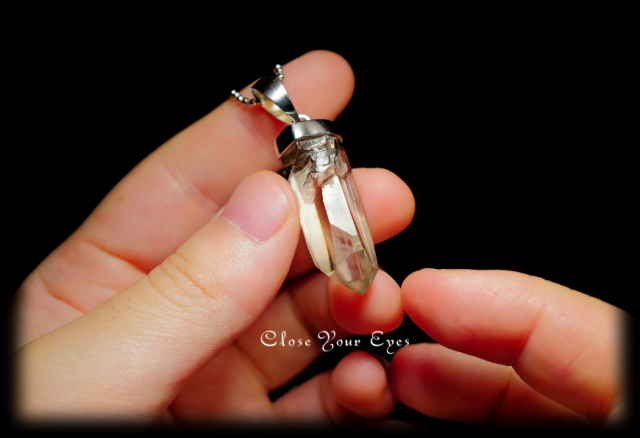 毎日ひとつ　煌めく石のペンダント　スモーキークォーツ　１１７