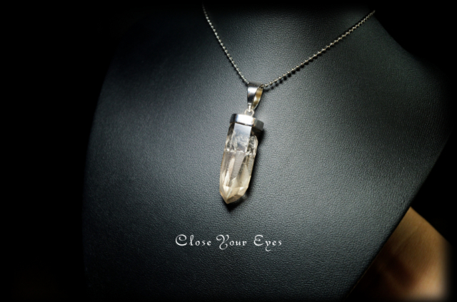 毎日ひとつ　煌めく石のペンダント　スモーキークォーツ　１１７