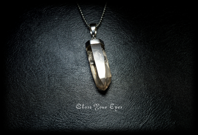 毎日ひとつ　煌めく石のペンダント　スモーキークォーツ　１１７