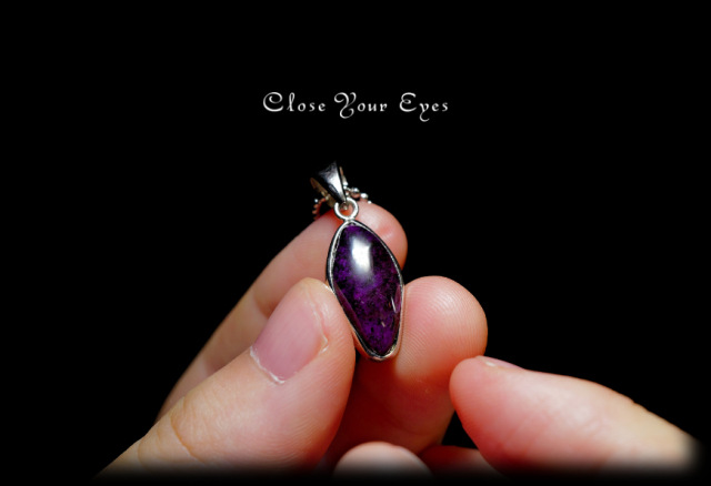 毎日ひとつ 煌めく石のペンダント スギライト 118