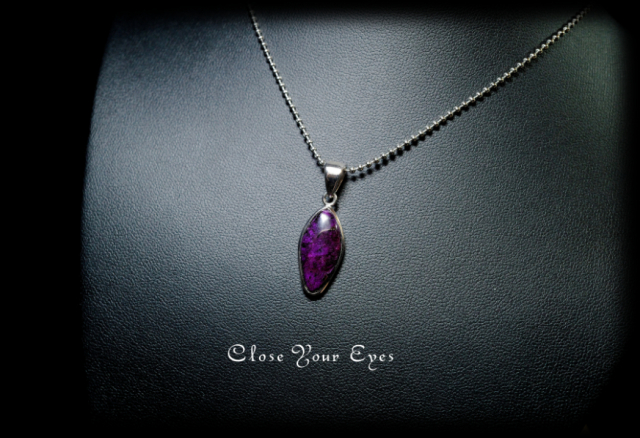 毎日ひとつ 煌めく石のペンダント スギライト 118