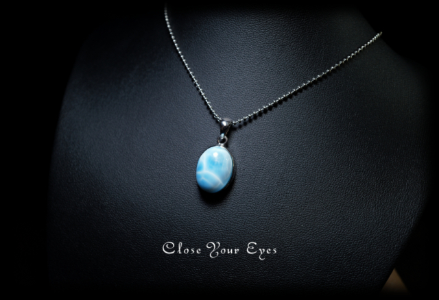 毎日ひとつ　煌めく石のペンダント　ラリマー　１１９