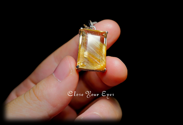 毎日ひとつ 煌めく石のペンダント 金のルチルクォーツ 120