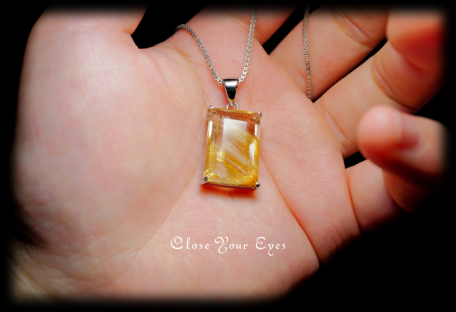 毎日ひとつ 煌めく石のペンダント 金のルチルクォーツ 120