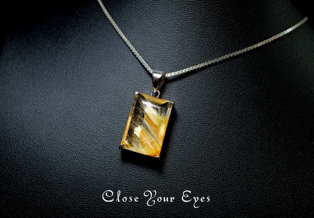 毎日ひとつ 煌めく石のペンダント 金のルチルクォーツ 120