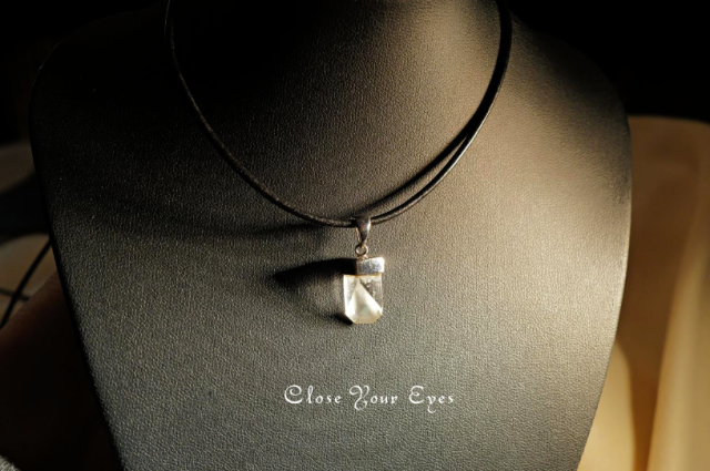 毎日ひとつ　煌めく石のペンダント　ダンビュライト　１３０