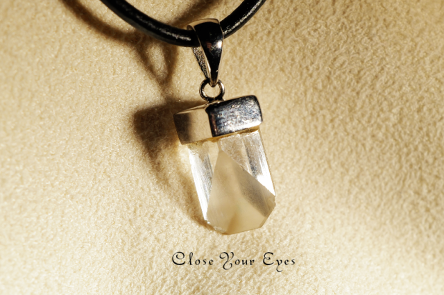 毎日ひとつ　煌めく石のペンダント　ダンビュライト　１３０