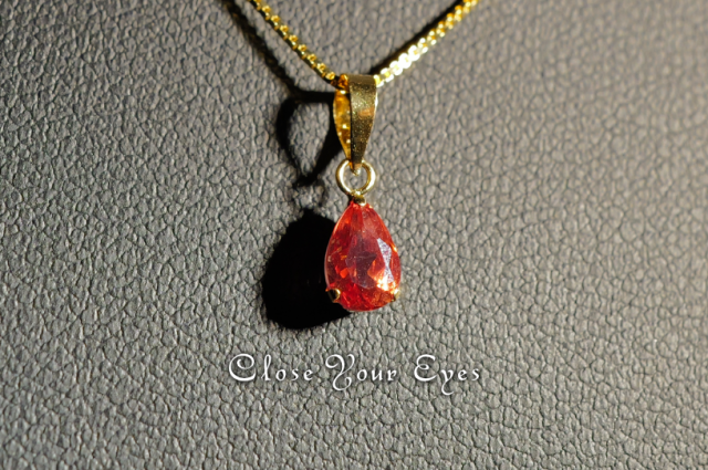 毎日ひとつ　煌めく石のペンダント　アンデシン　１３１