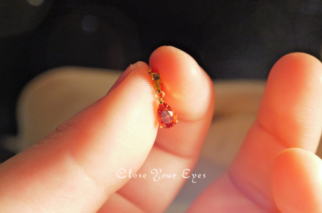 毎日ひとつ　煌めく石のペンダント　アンデシン　１３１