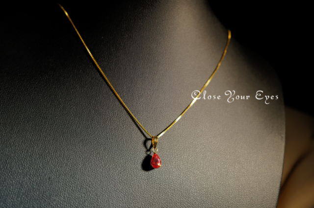 毎日ひとつ　煌めく石のペンダント　アンデシン　１３１