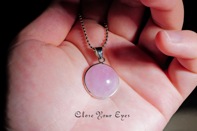 毎日ひとつ　煌めく石のペンダント　クンツァイト　１３３