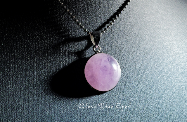 毎日ひとつ　煌めく石のペンダント　クンツァイト　１３３