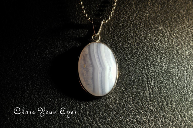 毎日ひとつ　煌めく石のペンダント　ブルーレースめのう　１３９