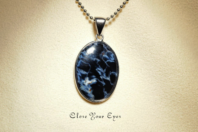 毎日ひとつ　煌めく石のペンダント　ピーターサイト　１４０