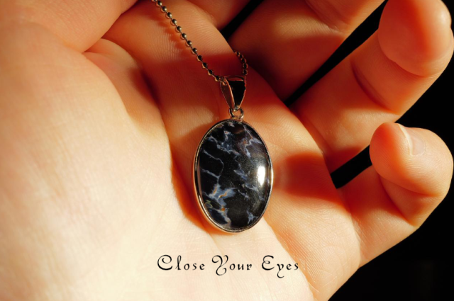 毎日ひとつ　煌めく石のペンダント　ピーターサイト　１４０