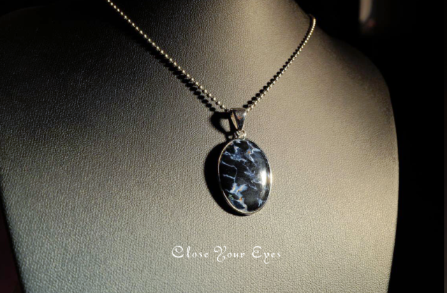 毎日ひとつ　煌めく石のペンダント　ピーターサイト　１４０