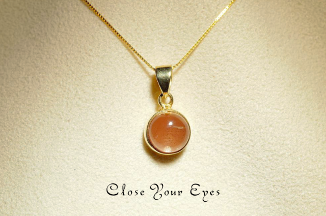 毎日ひとつ　煌めく石のペンダント　オレゴンサンストーン　１４１