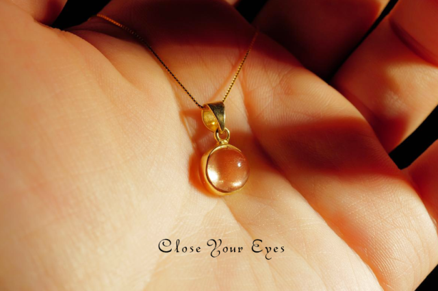 毎日ひとつ　煌めく石のペンダント　オレゴンサンストーン　１４１