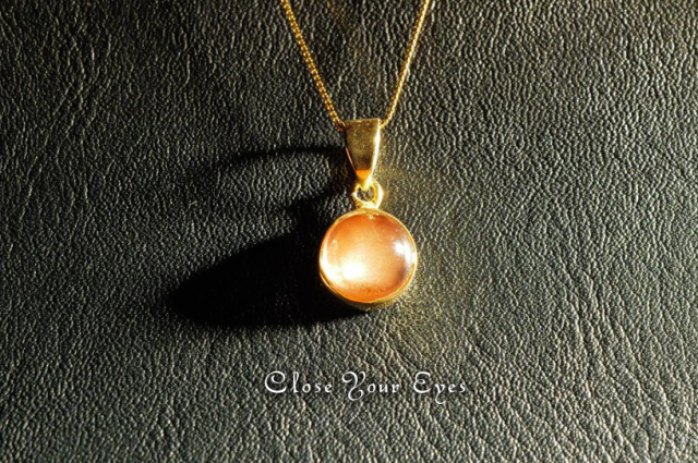 毎日ひとつ　煌めく石のペンダント　オレゴンサンストーン　１４１