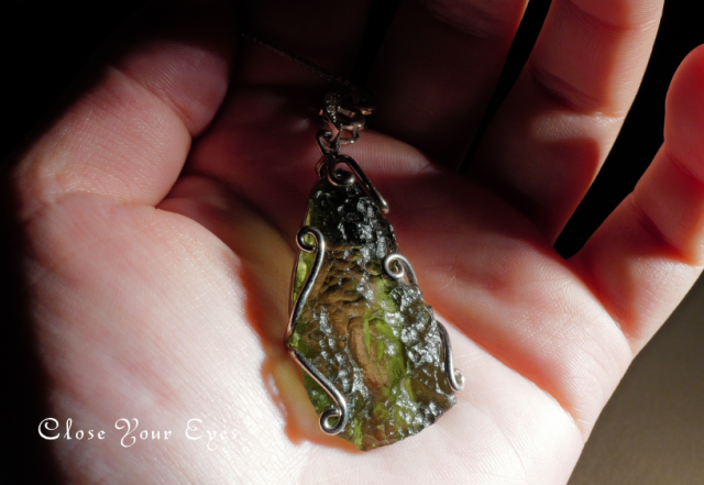 毎日ひとつ　煌めく石のペンダント　希少・モルダヴァイト　１４４　レアな石達