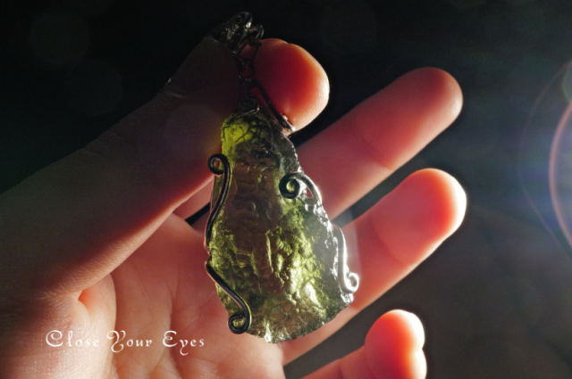 毎日ひとつ　煌めく石のペンダント　希少・モルダヴァイト　１４４　レアな石達