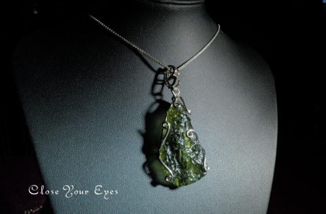 毎日ひとつ　煌めく石のペンダント　希少・モルダヴァイト　１４４　レアな石達