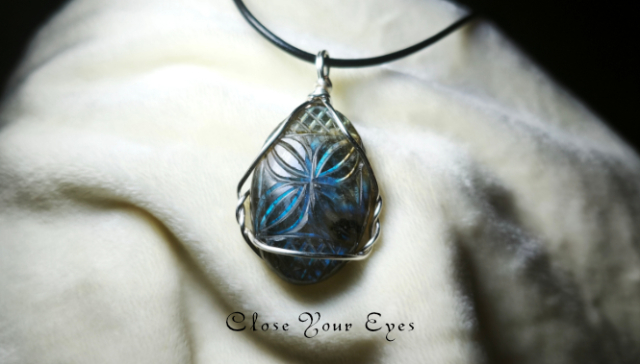 ワイヤーペンダント　ラブラドライト　００１