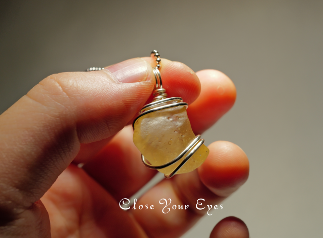 ワイヤーペンダント　００６　リビアンガラス　０１