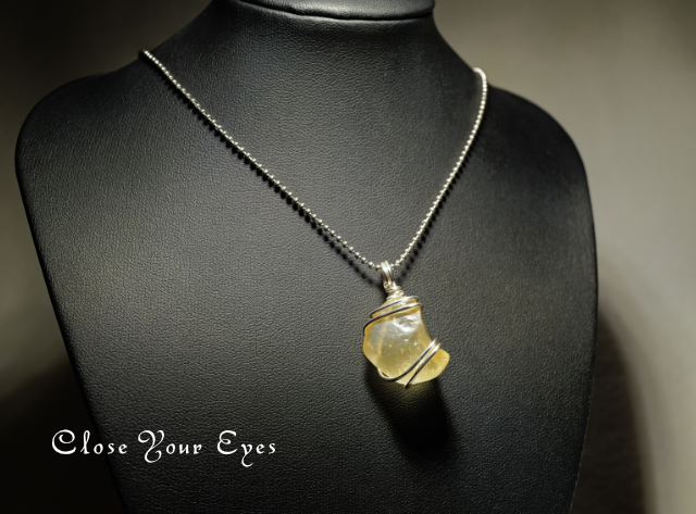 ワイヤーペンダント　００６　リビアンガラス　０１