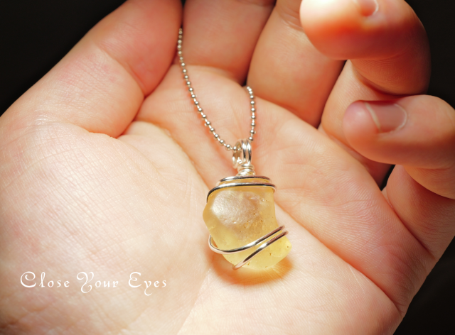 ワイヤーペンダント　００６　リビアンガラス　０１