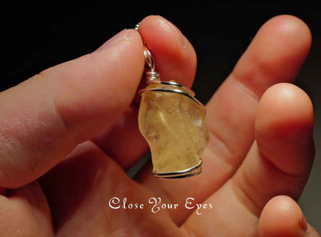 ワイヤーペンダント　００７　リビアンガラス　０２