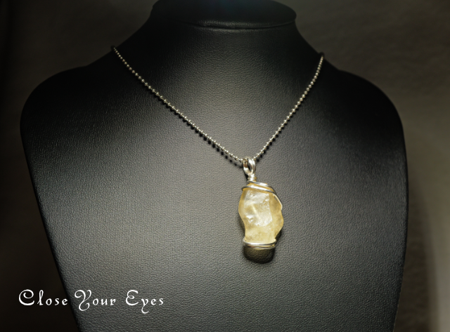 ワイヤーペンダント　００７　リビアンガラス　０２