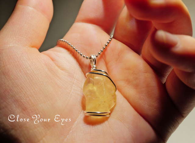 ワイヤーペンダント　００７　リビアンガラス　０２