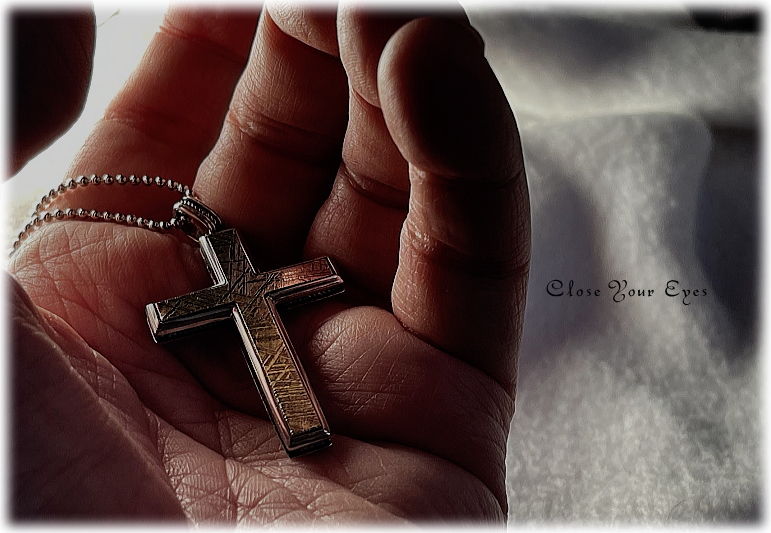 アイアンメテオライト　十字架ペンダント （別名ギベオン隕石）