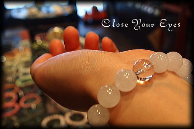 クラウンチャクラを開く　ハイパーエナジーブレス　オーストラリアンスノークォーツ １０ｍｍ　着けた画像