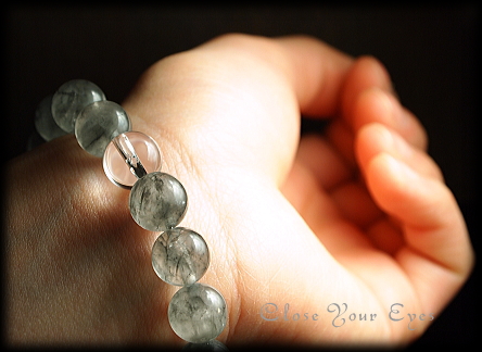 ハイパーエナジーブレスレット　グレー・サージェナイト・イン・クォーツ　１０ｍｍ