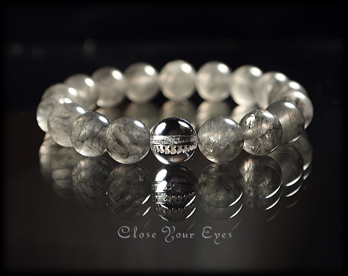 グレー・サージェナイト・イン・クォーツ