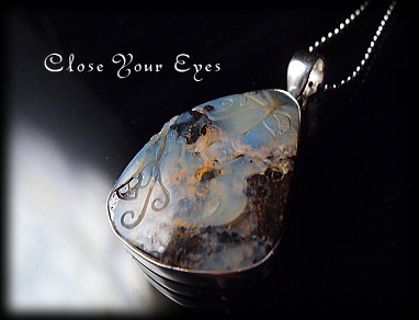 ボルダーオパール リーフ彫刻ペンダント