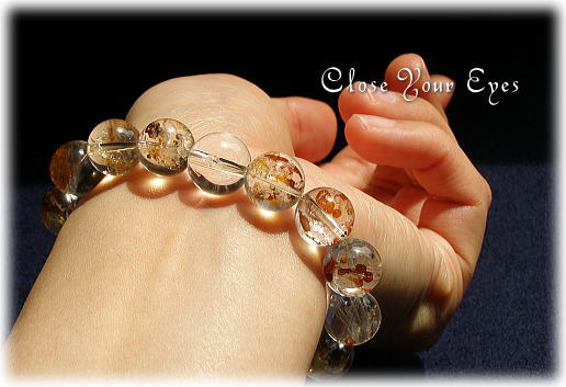 レアな石達　自然の織り成す芸術 ヘマタイト・イン・クォーツ・１１ｍｍ玉ブレス　着けた画像