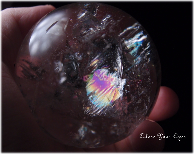 レアな石達　レインボー水晶玉　７０ｍｍ