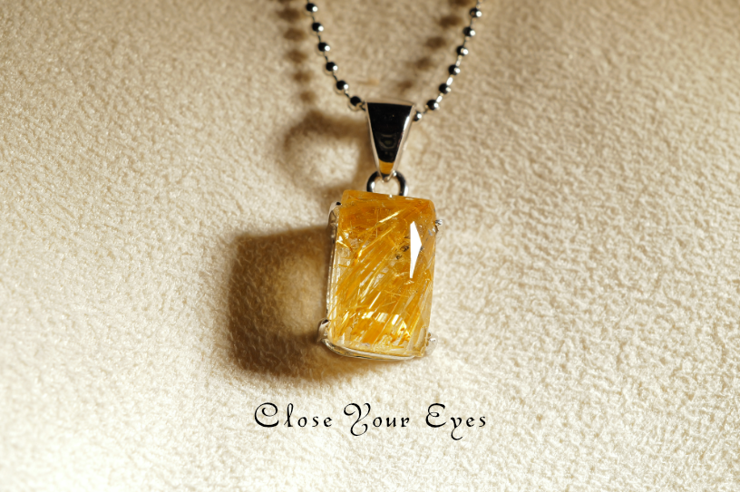 毎日ひとつ　煌めく石のペンダント　金のルチルクォーツ　１３２