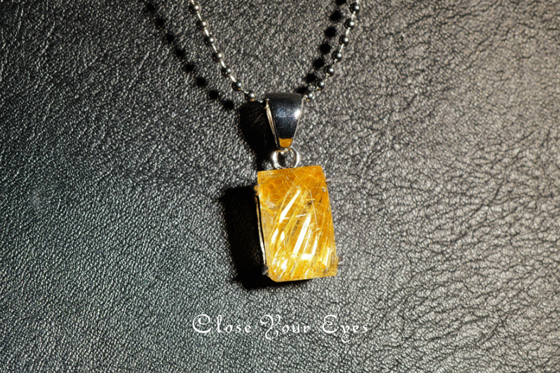 毎日ひとつ　煌めく石のペンダント　金のルチルクォーツ　１３２